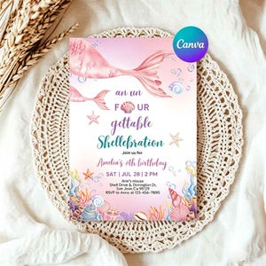 Könnte beinhalten: Eine rechteckige Geburtstagseinladungskarte mit einem rosa Meerjungfrauenschwanz, Muscheln, Seesternen und Blasen auf einem Farbverlaufshintergrund. Der Text lautet: an un FOUR gettable Shellebration, Amelia's 4th birthday, SAT | JUL 28 | 2 PM.