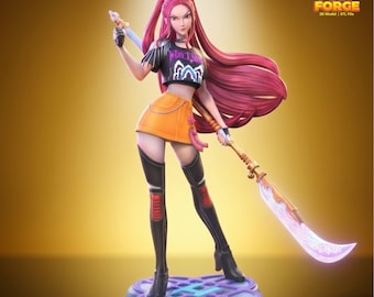 Puede incluir: Una figura estilizada de un personaje con largo cabello rosa, que viste una camiseta negra corta con el texto WON'T MISS, una minifalda naranja y botas negras hasta el muslo. El personaje sostiene un arma larga con una hoja violeta brillante.