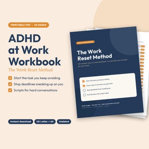 Puede incluir: Un libro de trabajo PDF imprimible de 40 páginas titulado ADHD at Work Workbook y The Work Reset Method. El documento presenta una portada azul oscuro con texto en blanco, incluyendo listas de verificación para tareas y conversaciones.