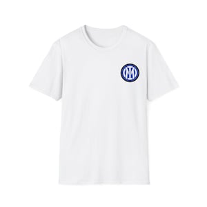 Könnte beinhalten: Weißes T-Shirt mit einem blau-schwarzen kreisförmigen Logo auf der linken Brust. Das Logo zeigt ein stilisiertes Design mit den Buchstaben "IM" in einem blauen Kreis.