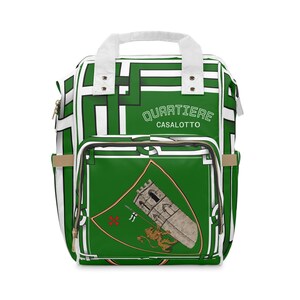 Può includere: Zaino verde e bianco con la scritta "Quartiere Casalotto" e un stemma. Lo zaino ha una maniglia superiore, una tasca frontale e un motivo geometrico. Lo stemma presenta una torre, un leone e altri simboli.
