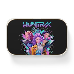 Può includere: Portapranzo rettangolare bianco. Il design nero presenta tre figure femminili stilizzate e la scritta "HUNTRAX" in viola e verde acqua. Il design include stelle e dettagli al neon.