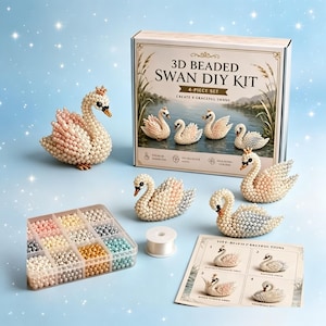 Puede incluir: Un kit de bricolaje de cisne con cuentas 3D con un juego de 4 piezas. El kit incluye una caja con una imagen de cisnes, varios cisnes con cuentas terminados, un recipiente de cuentas de varios colores e instrucciones. Los cisnes son blancos con detalles rosas y azules.