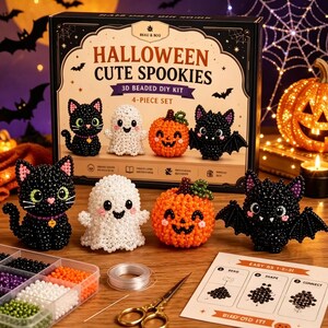Puede incluir: Un kit de bricolaje con tem&aacute;tica de Halloween con figuras de cuentas: un gato negro, un fantasma blanco, una calabaza naranja y un murci&eacute;lago negro. El kit incluye cuentas, hilo e instrucciones. La caja dice "Halloween Cute Spookies".