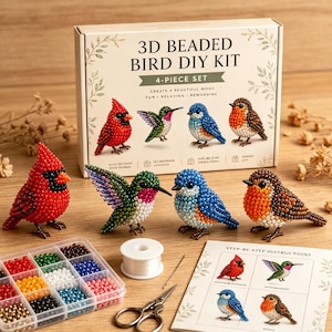 Könnte beinhalten: Ein 3D-Perlenvogel-DIY-Kit mit einem 4-teiligen Set. Das Set enthält Anleitungen, Perlen und Werkzeuge zur Herstellung eines roten Kardinals, eines Kolibris, einer Blaumeise und eines Rotkehlchens. Die fertigen Vögel werden ausgestellt.