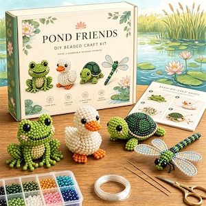 Może przedstawiać: Zestaw do majsterkowania z koralików "Pond Friends" z żabą, kaczką, żółwiem i ważką. Zestaw zawiera koraliki, sznurek i instrukcje. Gotowe zwierzęta z koralików są eksponowane na drewnianej powierzchni.
