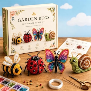 以下が含まれることがあります： 「Garden Bugs」と書かれたDIYビーズクラフトキット。ミツバチ、テントウムシ、蝶、カタツムリが含まれています。キットにはビーズ、ワイヤー、ビーズ昆虫フィギュアを作成するための説明書が含まれています。箱には花のアクセントがあります。