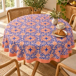 Rond tafelkleed met koraal- en blauw tegelpatroon, mediterrane eettafelhoes, boho keukendecoratie