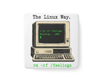 Peut inclure: Un badge carré blanc illustrant un ordinateur vintage avec un écran vert affichant le texte rm -rf /feelings Deleting... 100%. Au-dessus de l'ordinateur figure le texte The Linux Way. et en dessous le texte rm -rf /feelings en vert.
