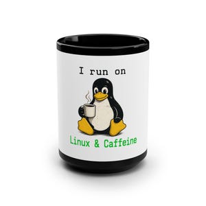 Caneca preta "I Run on Linux and Caffeine" de 443ml | Presente divertido para fãs de Linux | Caneca de café com pinguim de smoking | SRE, DevOps, Programador de TI