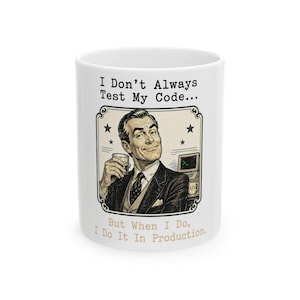 Può includere: Tazza in ceramica bianca con un'illustrazione in stile vintage. L'immagine presenta un uomo in giacca e cravatta che tiene un drink, con il testo "I Don't Always Test My Code... But When I Do, I Do It In Production."