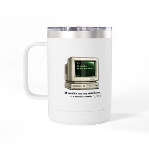 Es funktioniert auf meiner Maschine Tasse | Vintage Kaffeebecher | Lustiges Programmierer Geschenk | Tech Humor Hut | SRE DevOps IT Programmierer