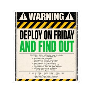 Puede incluir: Una pegatina rectangular con fondo blanco roto desgastado y un borde de peligro negro y amarillo. El texto dice WARNING, DEPLOY ON FRIDAY AND FIND OUT, seguido de una lista de posibles efectos secundarios y un nivel de riesgo EXTREMELY FOOLISH.