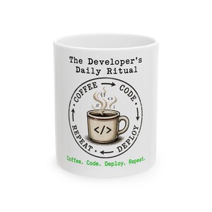 Può includere: Tazza in ceramica bianca con la scritta "The Developer's Daily Ritual". La tazza presenta una grafica a tazza di caffè con simboli di codice e le parole "Coffee, Code, Deploy, Repeat".