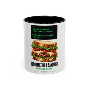 Puede incluir: Una taza de cerámica blanca con interior negro que presenta un gráfico de un sándwich y una línea de comandos de terminal que dice: $ make me a sandwich, What? Make it yourself. $ sudo make me a sandwich, Okay. Debajo: SUDO MAKE ME A SANDWICH, Permission granted. EST. ROOT ACCESS ONLY.