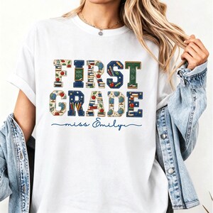Camiseta Comfort Colors® para maestra de primer grado, camiseta grupal a juego para primer grado, estampado floral azul con efecto patchwork, camiseta para educadores, regreso a clases.