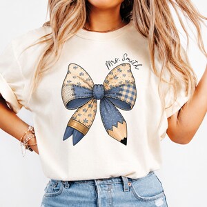 Coquette Patchwork Teacher Comfort Colors®-skjorta, Coquette-t-shirt med pennrosett, trendig skolstartströja, uppskattningspresent, lärarpresent