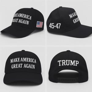 Op de afbeelding: Een zwarte baseballpet met de wit geborduurde tekst MAKE AMERICA GREAT AGAIN op de voor- en zijkant. De zijkant toont ook een kleine Amerikaanse vlag en het getal 45-47 in het wit. De achterkant bevat het woord TRUMP in het wit.