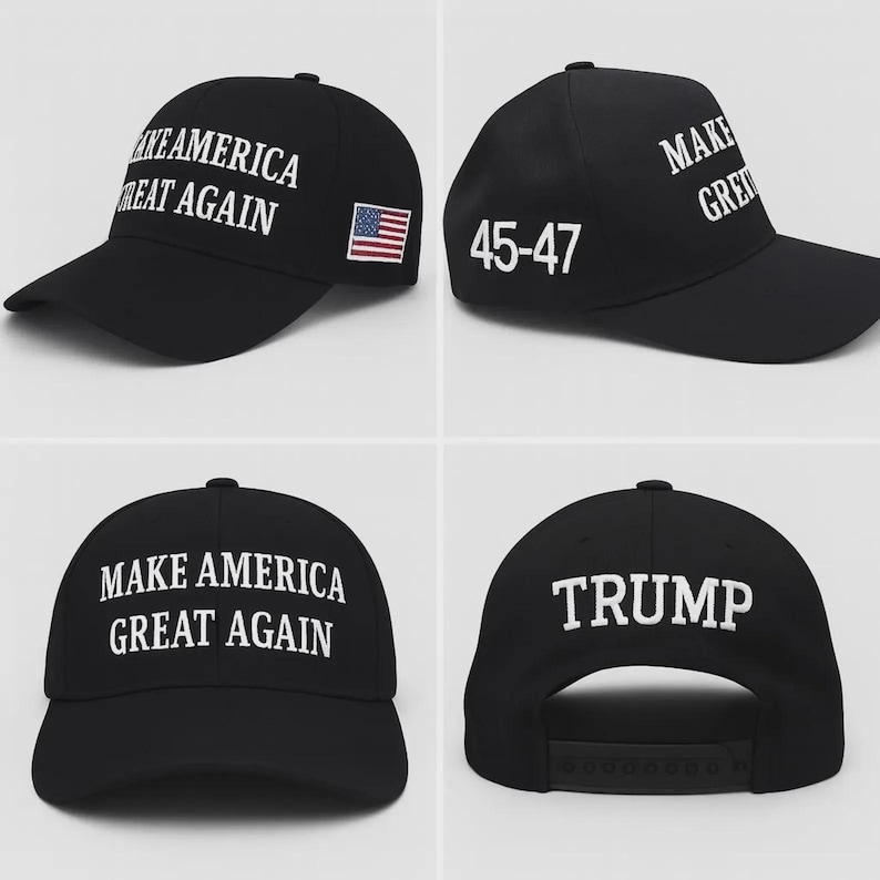 Op de afbeelding: Een zwarte baseballpet met de wit geborduurde tekst MAKE AMERICA GREAT AGAIN op de voor- en zijkant. De zijkant toont ook een kleine Amerikaanse vlag en het getal 45-47 in het wit. De achterkant bevat het woord TRUMP in het wit.