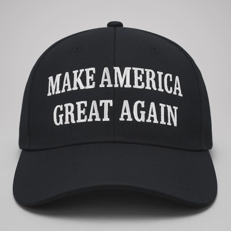 Op de afbeelding: Een zwarte honkbalpet met de in wit geborduurde tekst MAKE AMERICA GREAT AGAIN op de voorpanelen. De pet heeft een gestructureerde kroon, een gebogen klep en een knoopje aan de bovenkant, wat zorgt voor een strak en eenvoudig ontwerp.