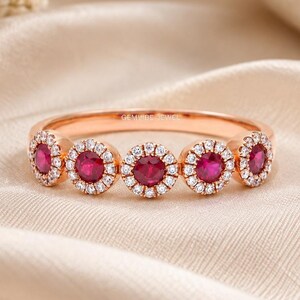 Maßgefertigter Ring mit fünf runden Diamanten in 18-karätigem Gold-Vermeil, zarter roségoldener Stapel-Ehering, Ring zum 1. Jahrestag für die Ehefrau