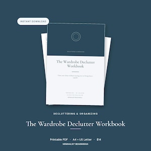 Puede incluir: Un cuaderno de trabajo de diseño minimalista titulado "The Wardrobe Declutter Workbook" con una cubierta azul marino y texto blanco. El cuaderno de trabajo es un PDF imprimible e incluye el texto "Descarga instantánea".