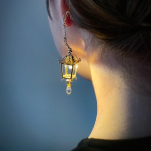 -Goldene beleuchtete 'Steampunk'-Ohrringe