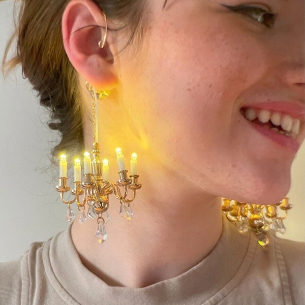 Boucles d'oreilles lustres lumineuses « rococo » en or