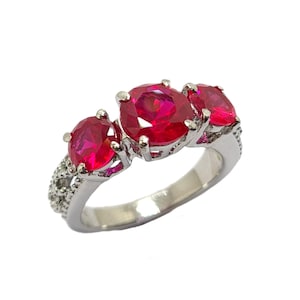 Anel de destaque com três rubis em tom prateado, presente de aniversário com pedra preciosa vermelha para ela.