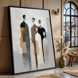 Könnte beinhalten: Abstrakter Kunstdruck mit drei stilisierten Figuren in minimalistischem Stil. Das Kunstwerk verwendet eine gedämpfte Farbpalette aus Schwarz, Braun, Blau und Beige vor einem hellgrauen Hintergrund. Die gerahmte Leinwand wird in einem Raum mit Holzverkleidung ausgestellt.