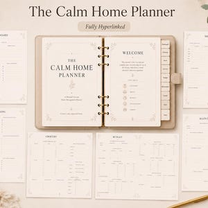 Puede incluir: El Calm Home Planner es un organizador digital que presenta una carpeta central con anillas doradas, mostrando una página de bienvenida y secciones con pestañas. Alrededor de la carpeta hay páginas individuales para tablero, limpieza, comidas, comestibles, presupuesto y mantenimiento.
