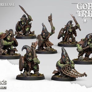 Puede incluir: Un conjunto de siete miniaturas de goblins de piel verde de la colección Goblin Tribes de enero de Highlands Miniatures. Cada figura lleva una capucha oscura y porta diversas armas, incluyendo mazas de madera, hojas curvas y redes.