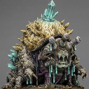 Könnte beinhalten: Eine detaillierte Fantasy-Kreaturenfigur mit einem texturierten, beigen, stacheligen Panzer, der von hellblauen Kristallen gekrönt wird. Die Kreatur hat einen grauen, gesprenkelten Körper mit mehreren Augen auf Stielen, scharfen Krallen und Schleim.