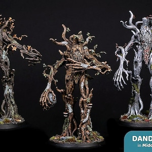 Może przedstawiać: Trzy ręcznie malowane miniaturowe figurki drzew na okrągłych podstawach. Figurki mają teksturowaną korę, ulistnione gałęzie i brodopodobne listowie. Jedna figurka jest szara, dwie są brązowe. Tekst: DANDELION in Middle Earth.