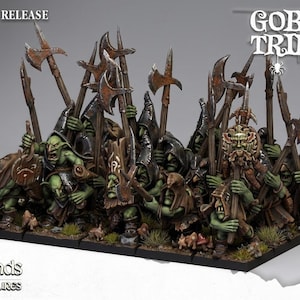 Puede incluir: Un grupo de miniaturas de goblins de piel verde sobre una base rectangular. Las figuras llevan capuchas oscuras y portan hachas con mangos de madera y hojas de metal oxidado. El texto en la imagen dice JANUARY RELEASE, GOBLIN TRIBES y highlands miniatures.