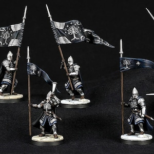 Peut inclure: Un ensemble de six figurines de soldats fantastiques en armure argentée avec des tuniques et des capes bleues. Quatre soldats portent de hautes perches avec des drapeaux noirs arborant un emblème d'arbre blanc, tandis que deux tiennent des épées et des boucliers.