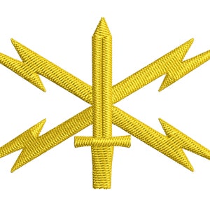 Op de afbeelding: Een gouden geborduurde patch met een zwaard en vier bliksemschichten. Het zwaard bevindt zich in het midden en de bliksemschichten zijn eromheen gerangschikt.