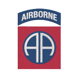 以下が含まれることがあります： 白地に「AIRBORNE」と刺繍された赤と青のワッペン。青い円の中に白い「AA」が入っています。