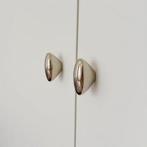 Oval konisk knopp i massiv mässing med silverfärgad finish/Klipp i sten/Polerad nickel/Mässingsknoppar för skåp och möbler/Olackerade knoppar