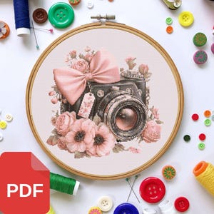 Korsstygnsmönster med rosa blommigt kameramönster, broderidesign med vintagefotografi (digital nedladdning)