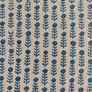 Peut inclure: Un tissu beige présentant un motif répétitif de petites fleurs bleu foncé disposées en colonnes verticales. Chaque motif se compose d'une tête de fleur arrondie sur une tige avec des feuilles symétriques, créant un design uniforme.