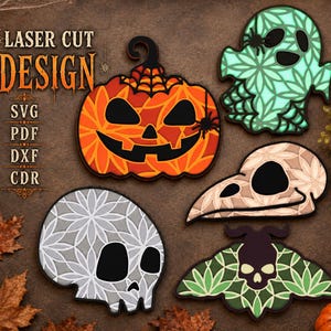 Puede incluir: Un conjunto de cinco diseños de Halloween cortados con láser que incluyen una calabaza, un fantasma, un cráneo de ave, un cráneo humano y una polilla. El texto LASER CUT DESIGN SVG PDF DXF CDR aparece en el lado izquierdo.