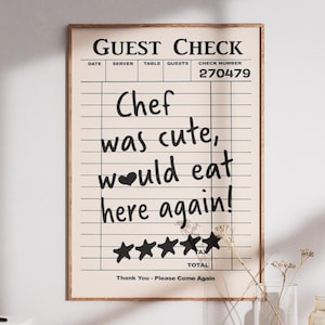 Könnte beinhalten: Ein rechteckiger Wandkunstdruck mit einem Vintage-Gästescheck-Design auf cremefarbenem Hintergrund. Der Text lautet "GUEST CHECK", "Chef was cute, would eat here again!" und enthält fünf schwarze Sterne, eine Schecknummer und "Thank You - Please Come Again".