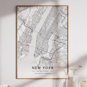 Pode incluir: Uma impressão de arte de parede retangular com um mapa em preto e branco de Nova Iorque, Estados Unidos. O mapa exibe redes de ruas e vias navegáveis detalhadas. Abaixo do mapa, o texto diz NEW YORK, UNITED STATES e as coordenadas 40.7128°N / 74.0060°W.