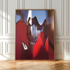 Peut inclure: Une œuvre d'art murale rectangulaire encadrée présentant une composition abstraite de formes métalliques argentées, brillantes et liquides, superposées à des formes courbes rouge profond. Le design inclut des surfaces réfléchissantes.
