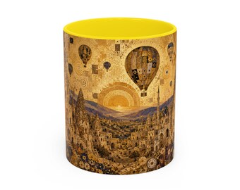 Tazza con immagine della Cappadocia, ispirata a Gustav Klimt, con mongolfiere dorate e camini delle fate, souvenir di viaggio.