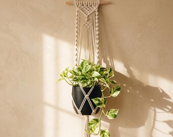 Colgador de plantas de madera, soporte de pared de macramé para plantas, maceta colgante estilo boho, decoración hecha a mano con cuerda de algodón, regalo para amantes de las plantas.