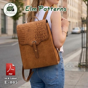 Könnte beinhalten: Ein brauner Rucksack mit einer strukturierten Klappe im Krokodilleder-Muster und einem einzelnen vertikalen Riemenverschluss. Der Rucksack hat einen Tragegriff und verstellbare Schultergurte. Text: Elm Patterns, PDF, A4 & Letter, E-005.