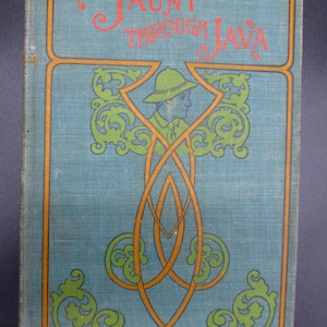 Könnte beinhalten: Antiker Buchumschlag mit dem Titel "A Jaunt Through Java" in roter Schrift. Der Umschlag ist hellblau mit orangefarbenen und grünen dekorativen Elementen, einschließlich eines Profils einer Person mit Hut. Das Buch hat eine Vintage-Ästhetik.