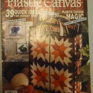Puede incluir: Una portada de revista vintage titulada "Quick & Easy Plastic Canvas" con un bolso tote con estampado de estrellas. La portada presenta texto como "39 Quick Ideas" y "French Prints."